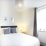 Beautifully Furnished 4-bed Townhouse On South Cliff Feriehus