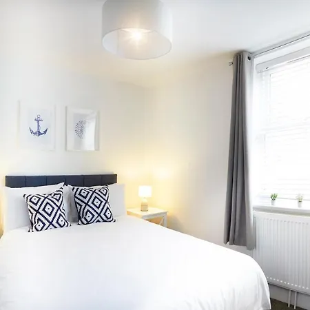 Beautifully Furnished 4-bed Townhouse On South Cliff Dom wakacyjny