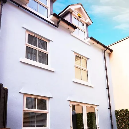 Beautifully Furnished 4-bed Townhouse On South Cliff Ferienhaus