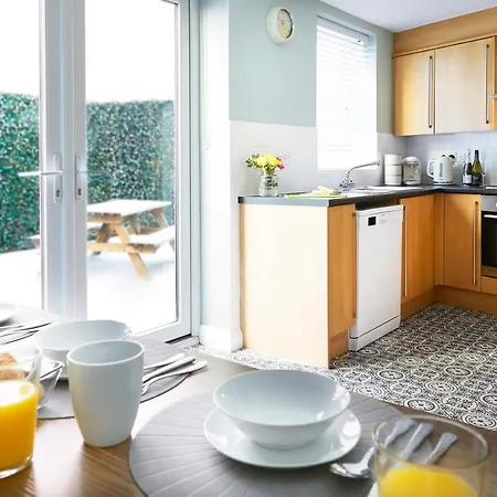 Ferienhaus Beautifully Furnished 4-bed Townhouse On South Cliff *