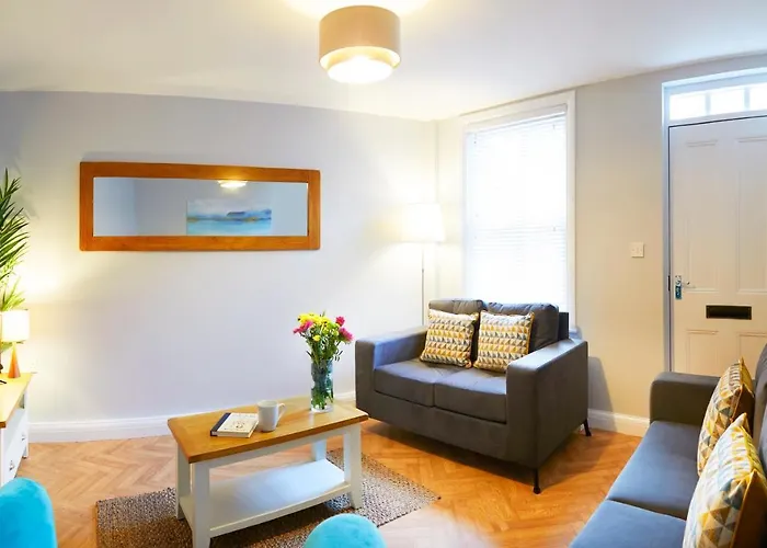 Beautifully Furnished 4-bed Townhouse On South Cliff בית נופש *