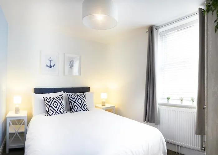 Beautifully Furnished 4-bed Townhouse On South Cliff בית נופש