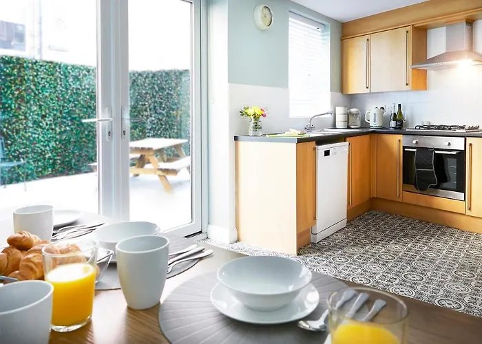 בית נופש Beautifully Furnished 4-bed Townhouse On South Cliff *