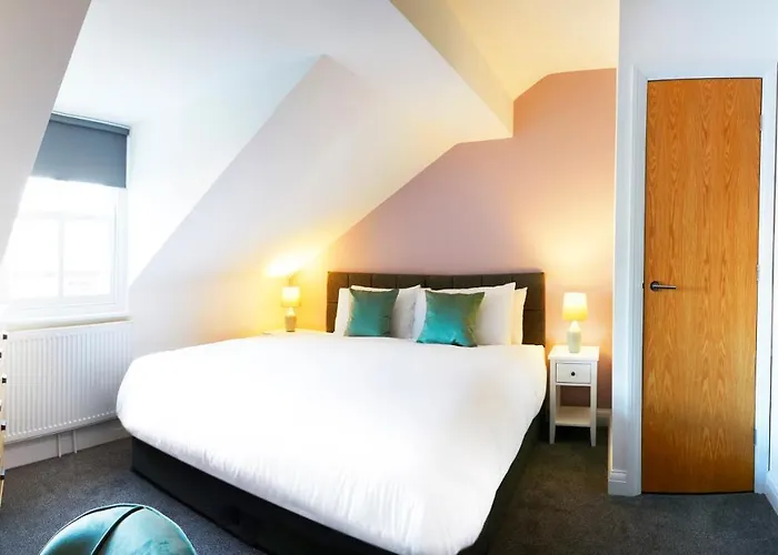 Beautifully Furnished 4-bed Townhouse On South Cliff * סקארבורו