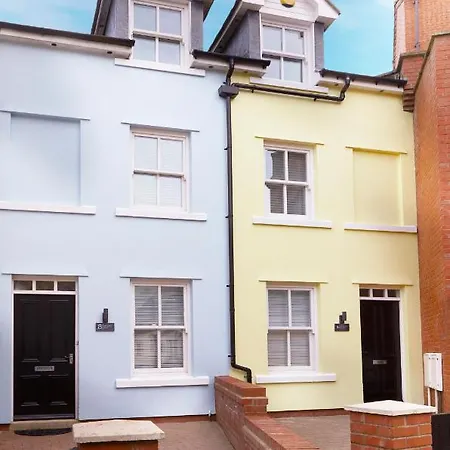 Beautifully Furnished 4-bed Townhouse On South Cliff 別荘