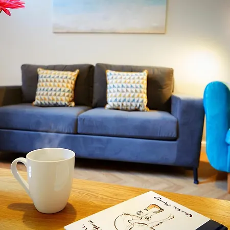 Beautifully Furnished 4-bed Townhouse On South Cliff 別荘 *