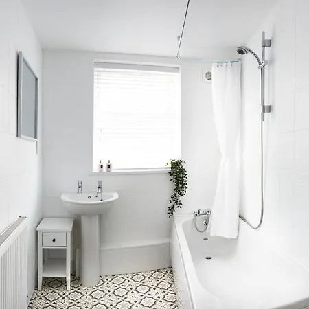 別荘 Beautifully Furnished 4-bed Townhouse On South Cliff スカーバラ